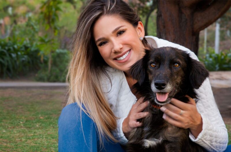 Tres mujeres junto a una bomba de agua